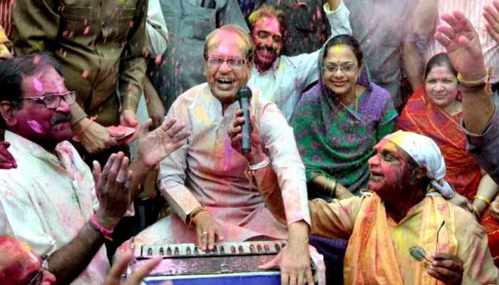 शिवराज सिंह चौहान ने बंगले के बाहर लगाई सूचना- 'इस बार हम होली नहीं मना रहे हैं' शिवराज सिंह चौहान ने बंगले के बाहर लगाई सूचना- 'इस बार हम होली नहीं मना रहे हैं'