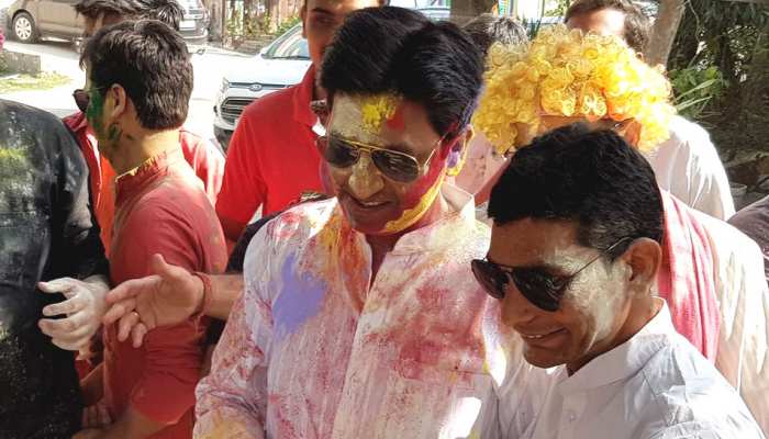 Jogira2019: कुमार विश्वास ने ली चुटकी, तो MLA को पीटने वाले सांसद बोले- 'बुरा न मानो होली है' Jogira2019: कुमार विश्वास ने ली चुटकी, तो MLA को पीटने वाले सांसद बोले- 'बुरा न मानो होली है'