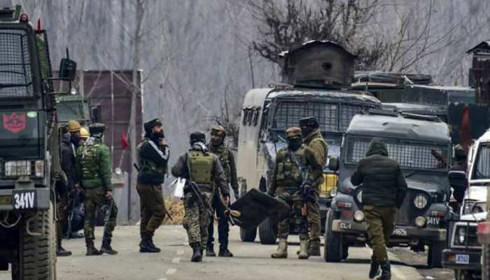 J&K: शोपियां में 2-3 आतंकियों के घर में छिपे होने की आशंका, सुरक्षाबलों से एनकाउंटर जारी J&K: शोपियां में 2-3 आतंकियों के घर में छिपे होने की आशंका, सुरक्षाबलों से एनकाउंटर जारी
