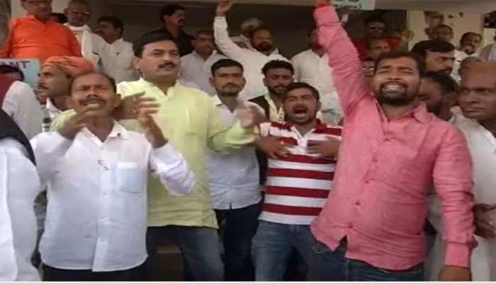 बिहारः महागठबंधन में सीट शेयरिंग से पहले कांग्रेस कार्यालय के बाहर प्रदर्शन, औरंगाबाद सीट पर फंसा पेंच बिहारः महागठबंधन में सीट शेयरिंग से पहले कांग्रेस कार्यालय के बाहर प्रदर्शन, औरंगाबाद सीट पर फंसा पेंच