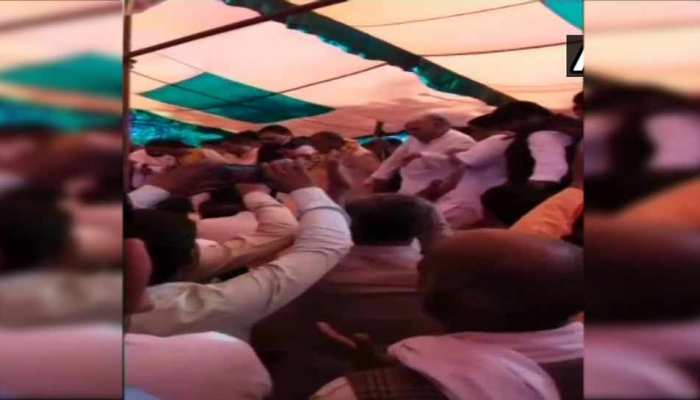 VIDEO: BJP का चल रहा था होली मिलन समारोह, तभी भरभरा कर गिरा मंच और फिर... VIDEO: BJP का चल रहा था होली मिलन समारोह, तभी भरभरा कर गिरा मंच और फिर...