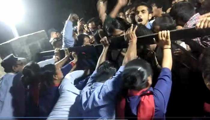 JNU प्रोफेसर का दावा, लेफ्ट विंग के छात्रों ने रची थी कुलपति को मारने की साजिश JNU प्रोफेसर का दावा, लेफ्ट विंग के छात्रों ने रची थी कुलपति को मारने की साजिश
