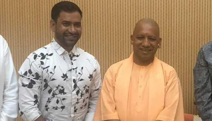 भोजपुरी स्टार निरहुआ ने थामा बीजेपी का हाथ, इस सीट से लड़ सकते हैं चुनाव! भोजपुरी स्टार निरहुआ ने थामा बीजेपी का हाथ, इस सीट से लड़ सकते हैं चुनाव!