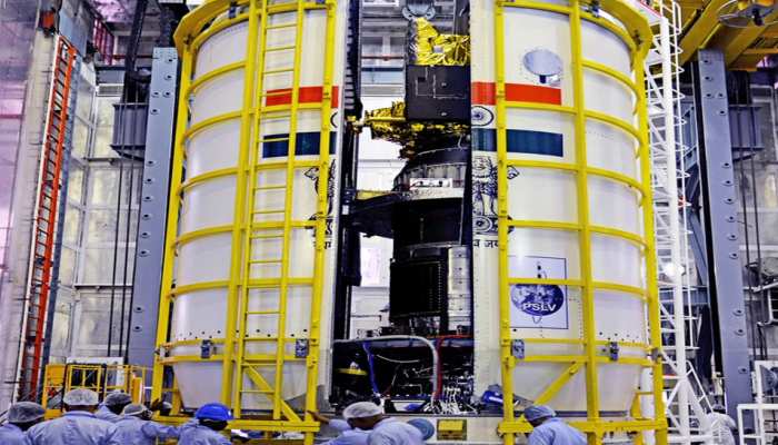 अंतरिक्ष में 28 देशों के सैटेलाइट छोड़े जाने से पहले ISRO कैसे कर रहा है तैयारी, तस्वीर के जरिये देखें अंतरिक्ष में 28 देशों के सैटेलाइट छोड़े जाने से पहले ISRO कैसे कर रहा है तैयारी, तस्वीर के जरिये देखें
