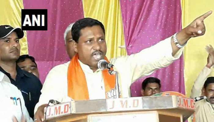 इटावा में रामशंकर कठेरिया, 'केंद्र-राज्य में हमारी सरकार, किसी ने अंगुली दिखाई तो तोड़ दी जाएगी' इटावा में रामशंकर कठेरिया, 'केंद्र-राज्य में हमारी सरकार, किसी ने अंगुली दिखाई तो तोड़ दी जाएगी'