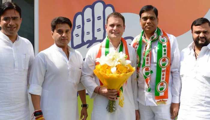 हरदोई के बाद इटावा के सांसद ने भी बदली पार्टी, BJP छोड़ मिलाया कांग्रेस से 'हाथ' हरदोई के बाद इटावा के सांसद ने भी बदली पार्टी, BJP छोड़ मिलाया कांग्रेस से 'हाथ'