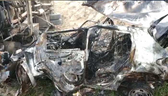 पीलीभीत में दर्दनाक हादसा, एक ही परिवार के 5 लोगों की कार में जलकर मौत पीलीभीत में दर्दनाक हादसा, एक ही परिवार के 5 लोगों की कार में जलकर मौत