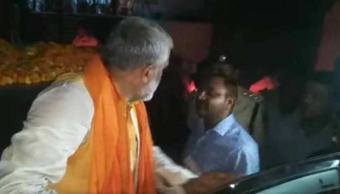 VIDEO: एसडीएम ने रोका केंद्रीय मंत्री का काफिला, तो गुस्साए नेताजी ने की बदसलूकी VIDEO: एसडीएम ने रोका केंद्रीय मंत्री का काफिला, तो गुस्साए नेताजी ने की बदसलूकी