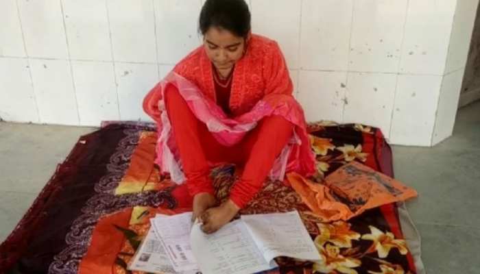 इंटर की परीक्षा में पैर से लिखकर प्रथम श्रेणी में सफल हुई अंकिता, बनना चाहती है IAS इंटर की परीक्षा में पैर से लिखकर प्रथम श्रेणी में सफल हुई अंकिता, बनना चाहती है IAS