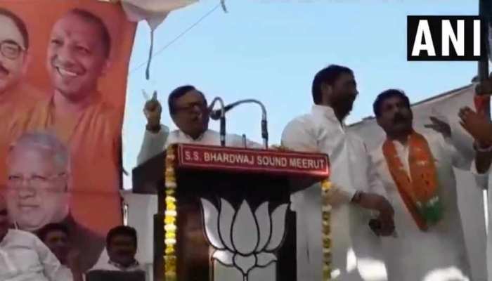 VIDEO: नेता जी ने बीजेपी के लिए कुछ इस तरह मांगे वोट, एक सांस में खिला दिए ढेरों 'कमल' VIDEO: नेता जी ने बीजेपी के लिए कुछ इस तरह मांगे वोट, एक सांस में खिला दिए ढेरों 'कमल'