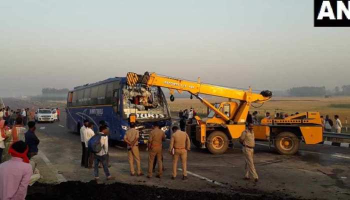 आगरा-लखनऊ एक्सप्रेस-वे पर दर्दनाक हादसा, 20 यात्री घायल, 5 की हालत गंभीर आगरा-लखनऊ एक्सप्रेस-वे पर दर्दनाक हादसा, 20 यात्री घायल, 5 की हालत गंभीर