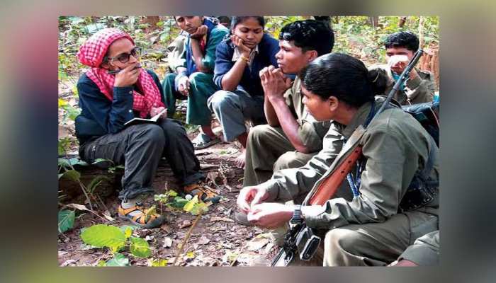 'वॉकिंग विद कॉमरेड' में सुरक्षाबलों पर टिप्पणी करने पर अरुंधति रॉय के खिलाफ दर्ज शिकायत पर कार्रवाई शुरू 'वॉकिंग विद कॉमरेड' में सुरक्षाबलों पर टिप्पणी करने पर अरुंधति रॉय के खिलाफ दर्ज शिकायत पर कार्रवाई शुरू