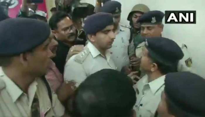 मध्य प्रदेश में बंगाल जैसे हालात, कमलनाथ के OSD के घर छापेमारी पर पुलिस और CRPF आमने-सामने मध्य प्रदेश में बंगाल जैसे हालात, कमलनाथ के OSD के घर छापेमारी पर पुलिस और CRPF आमने-सामने