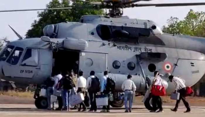 बस्तरः अति-संवेदनशील नक्सल क्षेत्र में मतदान कराने 3 दिन पहले ही हेलीकॉप्टर से रवाना हुआ दल बस्तरः अति-संवेदनशील नक्सल क्षेत्र में मतदान कराने 3 दिन पहले ही हेलीकॉप्टर से रवाना हुआ दल