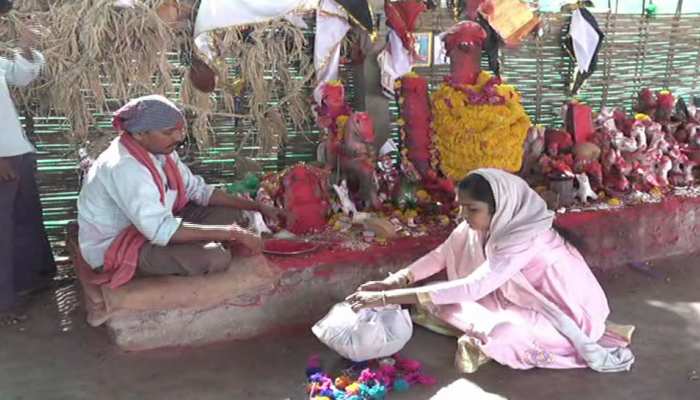 इस राज्य में होती है चौकीदार देव की पूजा, रोजाना सैकड़ों श्रद्धालु करते हैं दर्शन इस राज्य में होती है चौकीदार देव की पूजा, रोजाना सैकड़ों श्रद्धालु करते हैं दर्शन