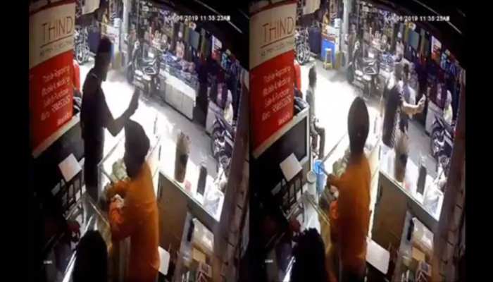 पंजाब: सेल्फी के बहाने मोबाइल फोन लेकर फरार हुआ चोर, देखें Viral Video पंजाब: सेल्फी के बहाने मोबाइल फोन लेकर फरार हुआ चोर, देखें Viral Video