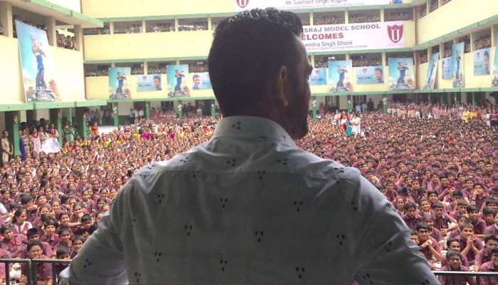 IPL 2019: चेन्नई ही नहीं, यहां भी इस कदर है धोनी की दीवानगी; VIDEO देख आप खुद समझ जाएंगे IPL 2019: चेन्नई ही नहीं, यहां भी इस कदर है धोनी की दीवानगी; VIDEO देख आप खुद समझ जाएंगे