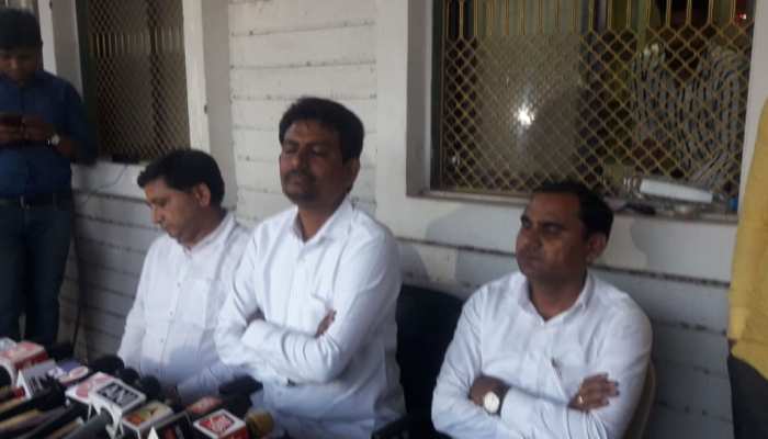 गुजरात: कांग्रेस को झटके पर झटका, अल्पेश ठाकोर के साथ 2 अन्य विधायकों ने छोड़ी पार्टी गुजरात: कांग्रेस को झटके पर झटका, अल्पेश ठाकोर के साथ 2 अन्य विधायकों ने छोड़ी पार्टी