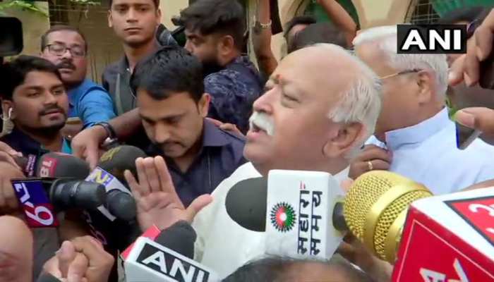RSS प्रमुख मोहन भागवत ने नागपुर में डाला वोट, कहा- 'जरूर करें मतदान' RSS प्रमुख मोहन भागवत ने नागपुर में डाला वोट, कहा- 'जरूर करें मतदान'
