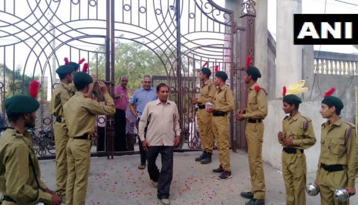 VIDEO: यहां फूलों की बौछार संग ढोल नगाड़ों से हो रहा मतदाताओं का स्वागत VIDEO: यहां फूलों की बौछार संग ढोल नगाड़ों से हो रहा मतदाताओं का स्वागत