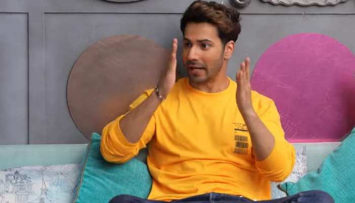 VIDEO: जानिए वरुण धवन को कौन भेजता है न्यूड फोटोज? चैट शो में हुआ खुलासा VIDEO: जानिए वरुण धवन को कौन भेजता है न्यूड फोटोज? चैट शो में हुआ खुलासा