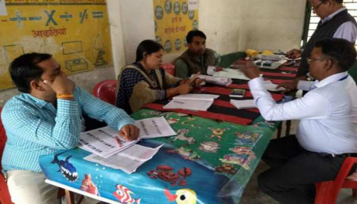 मुंगेर: नक्सल प्रभावित मतदान केंद्रों को किया गया शिफ्ट, लेकिन नहीं पहुंच रहे मतदाता मुंगेर: नक्सल प्रभावित मतदान केंद्रों को किया गया शिफ्ट, लेकिन नहीं पहुंच रहे मतदाता