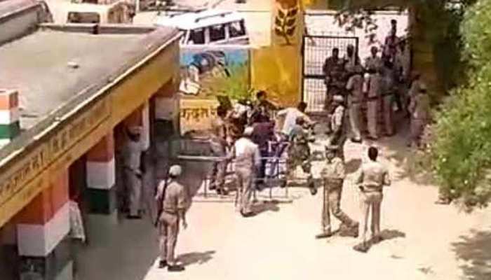 कैराना: बिना वोटर ID के जबरन मतदान करने पहुंची थी भीड़, BSF ने की फायरिंग कैराना: बिना वोटर ID के जबरन मतदान करने पहुंची थी भीड़, BSF ने की फायरिंग