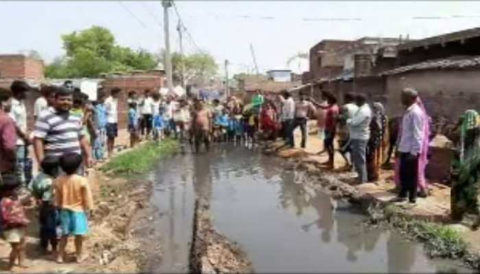 सासारम : गांव की सड़कों पर जलजमाव की स्थिति, ग्रामीणों ने किया चुनाव का बहिष्कार सासारम : गांव की सड़कों पर जलजमाव की स्थिति, ग्रामीणों ने किया चुनाव का बहिष्कार