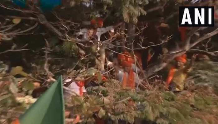 VIDEO: प्रधानमंत्री की रैली में उमड़ी भीड़, पेड़ों पर चढ़े कार्यकर्ता, PM मोदी बोले- रिस्क मत लीजिए VIDEO: प्रधानमंत्री की रैली में उमड़ी भीड़, पेड़ों पर चढ़े कार्यकर्ता, PM मोदी बोले- रिस्क मत लीजिए