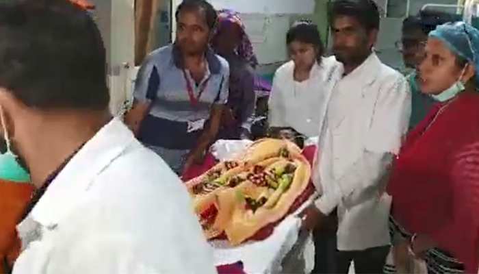 मथुरा में खेलते हुए 100 फुट गहरे गड्ढे में जा गिरा था मासूम, 9 घंटे बाद निकाला गया मथुरा में खेलते हुए 100 फुट गहरे गड्ढे में जा गिरा था मासूम, 9 घंटे बाद निकाला गया