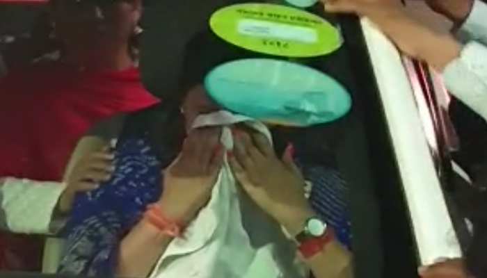 कार्यकर्ताओं की नारेबाजी सुन घबरा गईं नवनीत राणा, कार में बैठे-बैठे पोछती रहीं आंसू