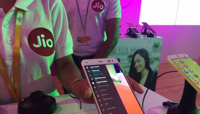 Jio के 30 करोड़ यूजर्स के लिए गुड न्यूज, फ्लाइट में यूज कर सकेंगे फेसबुक-ट्विटर Jio के 30 करोड़ यूजर्स के लिए गुड न्यूज, फ्लाइट में यूज कर सकेंगे फेसबुक-ट्विटर