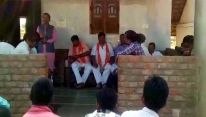VIDEO: BJP विधायक के बिगड़े बोल, 'CCTV लगे हैं, कांग्रेस को वोट दिया तो पकड़े जाओगे' VIDEO: BJP विधायक के बिगड़े बोल, 'CCTV लगे हैं, कांग्रेस को वोट दिया तो पकड़े जाओगे'