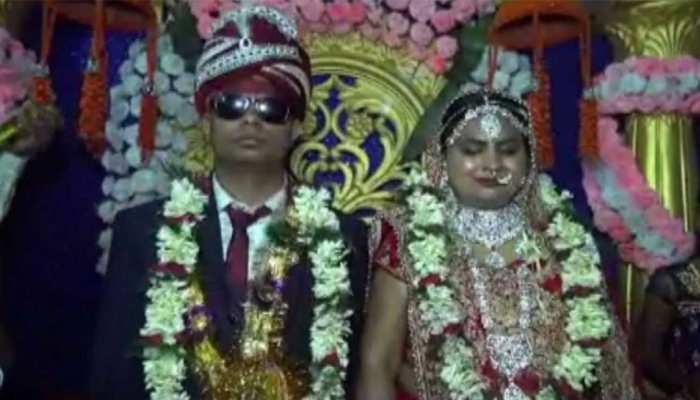 बोकारो : शादी के बंधन में बंधी दृष्टिबाधित जोड़ी, दोनों ही कर रहे हैं बैंक में नौकरी बोकारो : शादी के बंधन में बंधी दृष्टिबाधित जोड़ी, दोनों ही कर रहे हैं बैंक में नौकरी