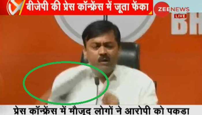 VIDEO: बीजेपी की प्रेस कॉन्फ्रेंस में व्यक्ति ने फेंका जूता, GVL नरसिम्हा राव बाल-बाल बचे VIDEO: बीजेपी की प्रेस कॉन्फ्रेंस में व्यक्ति ने फेंका जूता, GVL नरसिम्हा राव बाल-बाल बचे