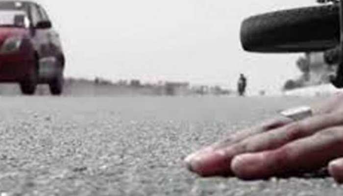 यूपी: बलिया में बस से बाइक की हुई टक्कर, 2 की मौके पर मौत यूपी: बलिया में बस से बाइक की हुई टक्कर, 2 की मौके पर मौत