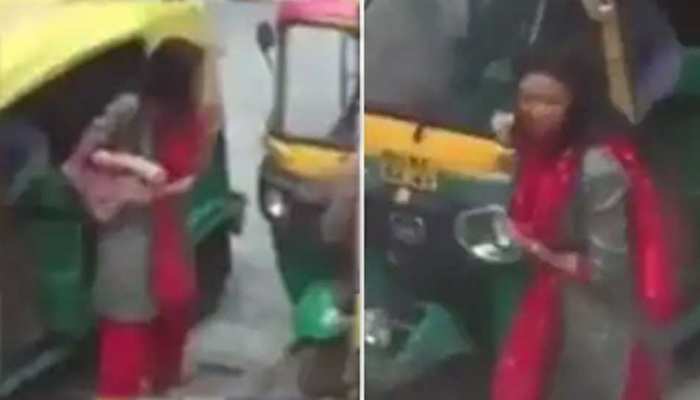 सलवार सूट में ऑटो की सवारी करती नजर आईं दीपिका पादुकोण, शूटिंग से VIDEO हुआ लीक सलवार सूट में ऑटो की सवारी करती नजर आईं दीपिका पादुकोण, शूटिंग से VIDEO हुआ लीक