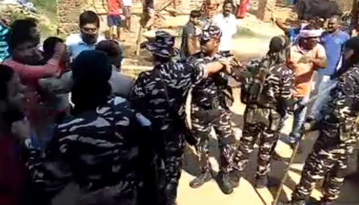 दूसरे चरण के मतदान में बांका के एक मतदान केंद्र फायरिंग, पुलिस व ग्रामीण में झड़प दूसरे चरण के मतदान में बांका के एक मतदान केंद्र फायरिंग, पुलिस व ग्रामीण में झड़प