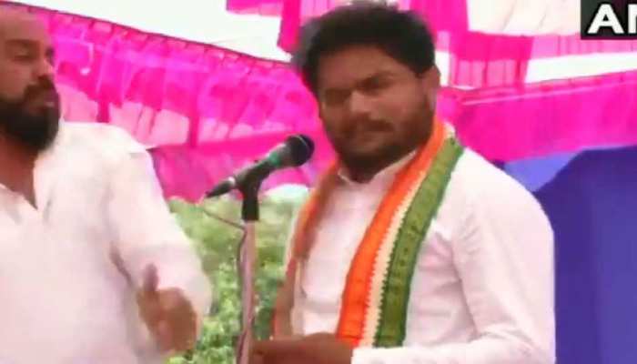 VIDEO- गुजरात: हार्दिक पटेल कर रहे थे रैली, एक शख्स ने अचानक आकर जड़ा थप्पड़ VIDEO- गुजरात: हार्दिक पटेल कर रहे थे रैली, एक शख्स ने अचानक आकर जड़ा थप्पड़