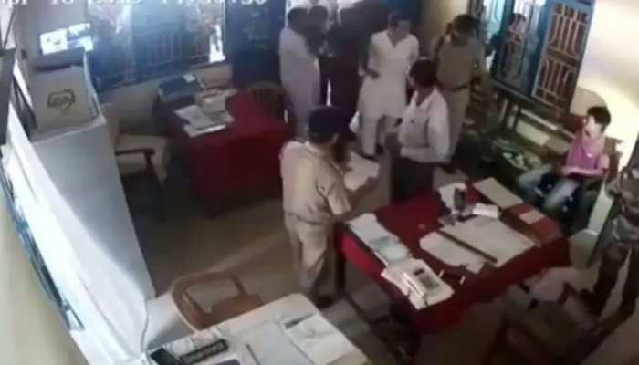 त्रिपुरा कांग्रेस प्रमुख के खिलाफ मामला दर्ज, थाना में मारा था एक व्यक्ति को थप्पड़ त्रिपुरा कांग्रेस प्रमुख के खिलाफ मामला दर्ज, थाना में मारा था एक व्यक्ति को थप्पड़