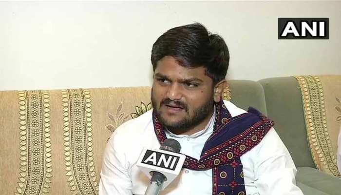 हार्दिक को रैली के दौरान एक शख्स ने मारा थप्पड़, पटेल ने कहा - पता नहीं उसने ऐसा क्यों किया हार्दिक को रैली के दौरान एक शख्स ने मारा थप्पड़, पटेल ने कहा - पता नहीं उसने ऐसा क्यों किया