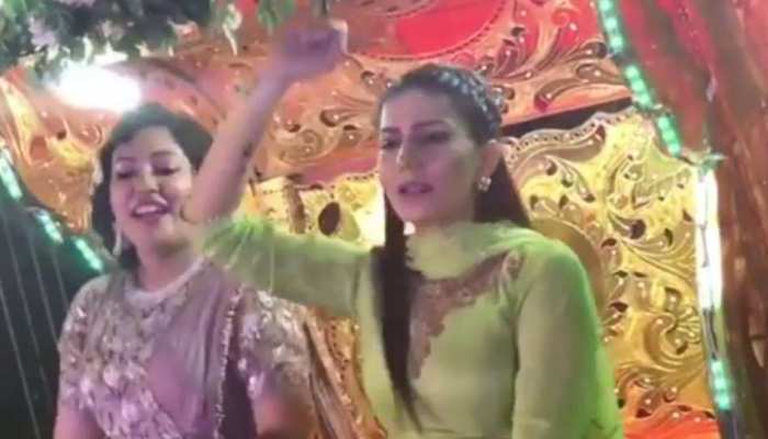 कोलकाता की एक बारात में 'टल्ली होकर' पर नाचीं सपना चौधरी, VIRAL हुआ VIDEO कोलकाता की एक बारात में 'टल्ली होकर' पर नाचीं सपना चौधरी, VIRAL हुआ VIDEO