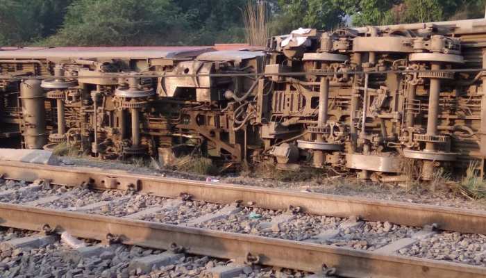 पूर्वा एक्सप्रेस के डिब्बे पटरी से उतरे, 15 लोग घायल, यात्रियों को मुआवजा पूर्वा एक्सप्रेस के डिब्बे पटरी से उतरे, 15 लोग घायल, यात्रियों को मुआवजा