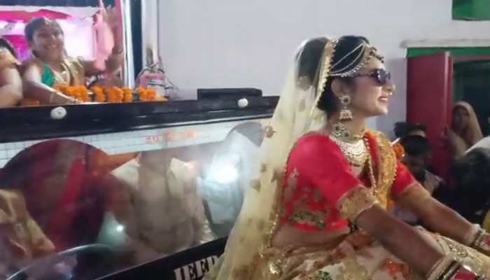 Video: दुल्हन की ऐसी धमाकेदार एंट्री पहले नहीं देखी होगी आपने, क्लासिक जीप की बोनट पर बैठकर पहुंची मंडप Video: दुल्हन की ऐसी धमाकेदार एंट्री पहले नहीं देखी होगी आपने, क्लासिक जीप की बोनट पर बैठकर पहुंची मंडप