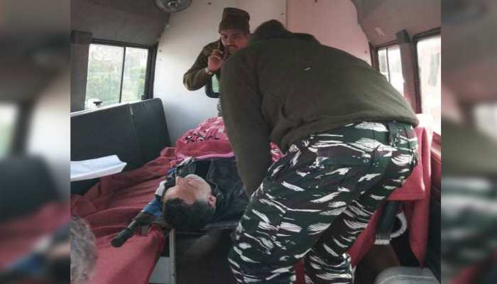 श्रीनगर: वोटिंग के दौरान चुनाव अधिकारी को पड़ा हार्ट अटैक, CRPF जवान ने मुंह से सांस देकर बचाई जान श्रीनगर: वोटिंग के दौरान चुनाव अधिकारी को पड़ा हार्ट अटैक, CRPF जवान ने मुंह से सांस देकर बचाई जान