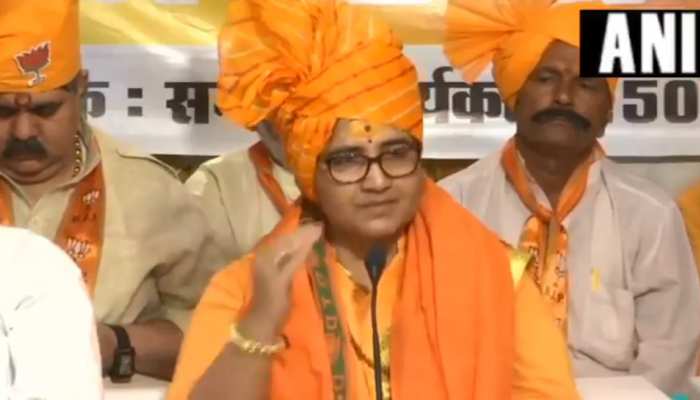 शहीद हेमंत करकरे के खिलाफ बयान देने पर साध्वी प्रज्ञा ठाकुर को चुनाव आयोग का नोटिस जारी शहीद हेमंत करकरे के खिलाफ बयान देने पर साध्वी प्रज्ञा ठाकुर को चुनाव आयोग का नोटिस जारी