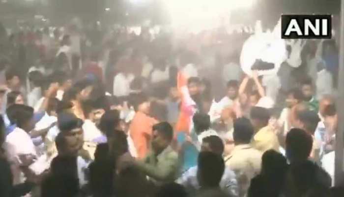 VIDEO: हार्दिक पटेल की सभा में जमकर चले लात-घूंसे, लोगों ने फेंकी कुर्सियां VIDEO: हार्दिक पटेल की सभा में जमकर चले लात-घूंसे, लोगों ने फेंकी कुर्सियां