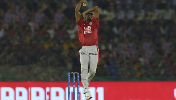 VIDEO: इस गेंद पर अंपायर ने किया फ्री हिट का इशारा, तो BCCI ने पूछा- ये कैसी नो बॉल? VIDEO: इस गेंद पर अंपायर ने किया फ्री हिट का इशारा, तो BCCI ने पूछा- ये कैसी नो बॉल?