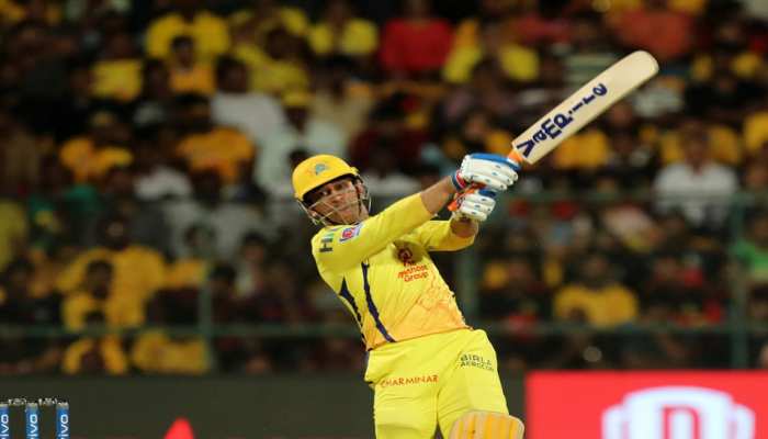 VIDEO: धोनी ने IPL में लगाया 111 मीटर लंबा छक्का और देखते रह गए विराट, गेल-रसेल को छोड़ा पीछे VIDEO: धोनी ने IPL में लगाया 111 मीटर लंबा छक्का और देखते रह गए विराट, गेल-रसेल को छोड़ा पीछे