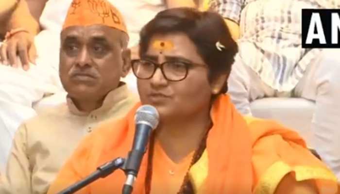 चांदी की ईंट के साथ गिलास-कटोरी रखती हैं साध्वी प्रज्ञा, भिक्षाटन पर हैं निर्भर चांदी की ईंट के साथ गिलास-कटोरी रखती हैं साध्वी प्रज्ञा, भिक्षाटन पर हैं निर्भर